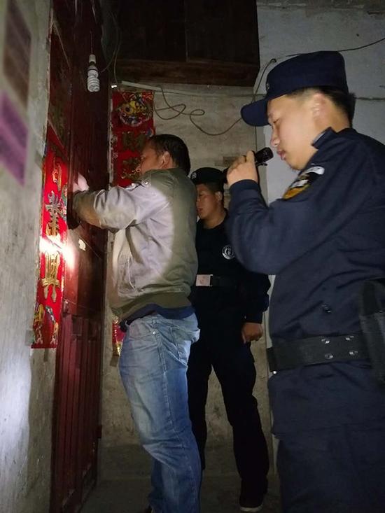 望谟开锁粗心妈妈误将幼女锁家中 民警全城寻开锁师傅开门